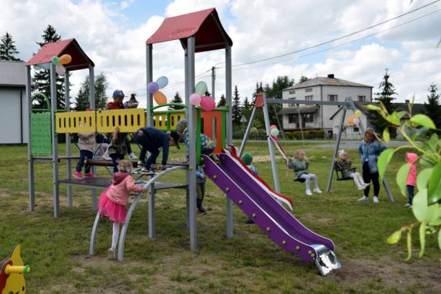 Infrastruktura turystyczno–rekreacyjna: plac zabaw i siłownia zewnętrzna w Kosutach