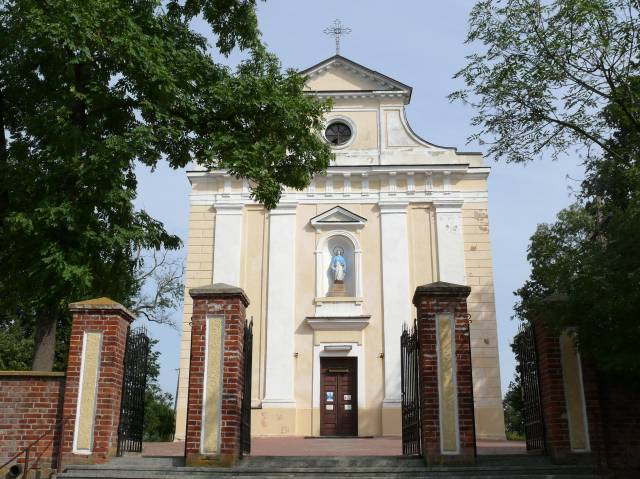 Barokowo-klasycystyczny kościół parafialny pw. Świętych Apostołów Piotra i Pawła